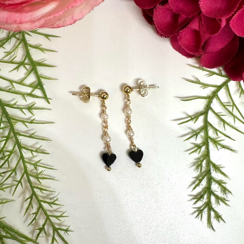 NEW⚜️Onyx & Freshwater Pearl Charm Earrings - Picture 3 of 4